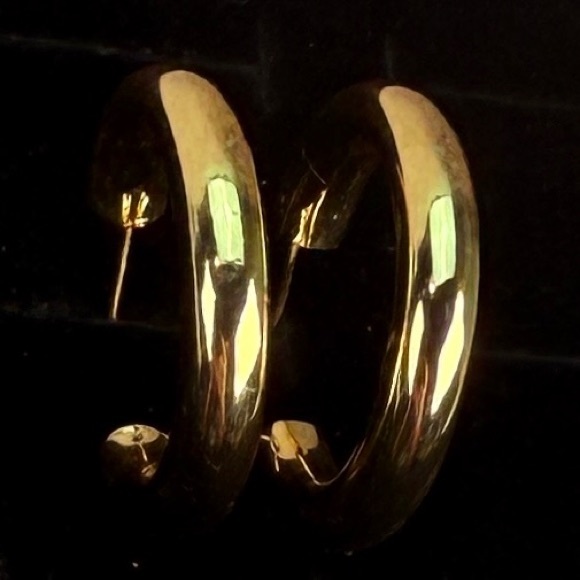 Pretty lightweight, thick goldtone hoop pierced earrings - Picture 5 of 6